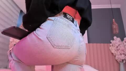 Snapshot of megan_moore__ chatting on February 12, 12:01 pm online show from February 12, 12:01 pm