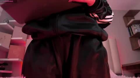 Snapshot of megan_moore__ chatting on February 20, 12:04 pm online show from February 20, 12:04 pm