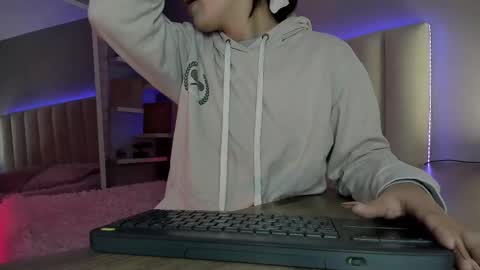 Snapshot of megan_moore__ chatting on March 2, 11:39 am online show from March 2, 11:39 am