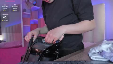 Snapshot of megan_moore__ chatting on March 4, 11:40 am online show from March 4, 11:40 am