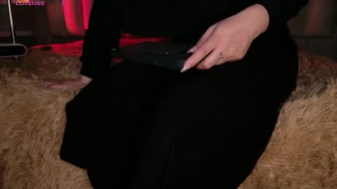 Snapshot of megan_moore__ chatting on December 4, 12:14 pm online show from December 4, 12:14 pm