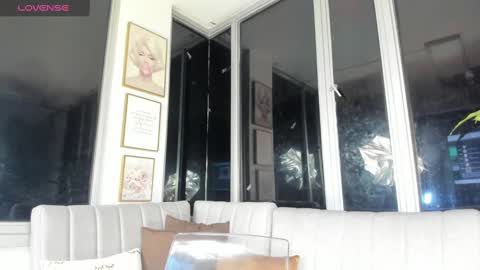 Snapshot of megann__sweet chatting on February 14, 10:28 am Mara online show from February 14, 10:28 am