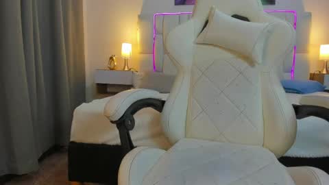 Snapshot of meganqueen2 chatting on May 29, 12:47 pm Megan Queen online show from May 29, 12:47 pm