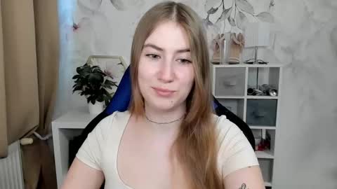 Snapshot of meganx_candy chatting on April 17, 5:43 am Megan online show from April 17, 5:43 am