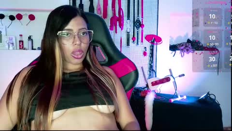 Snapshot of meggan_greey chatting on January 27, 11:43 pm Your best slave  online show from January 27, 11:43 pm