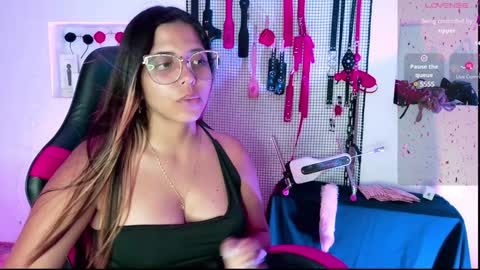 Snapshot of meggan_greey chatting on February 4, 11:38 pm Your best slave  online show from February 4, 11:38 pm