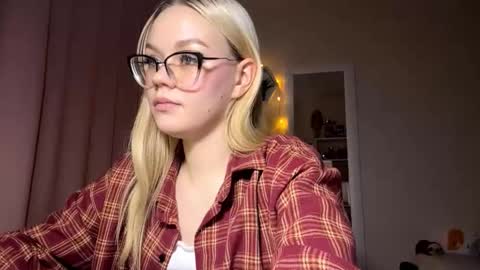 Mia online show from March 11, 3:18 pm