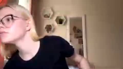 Mia online show from April 10, 1:16 pm