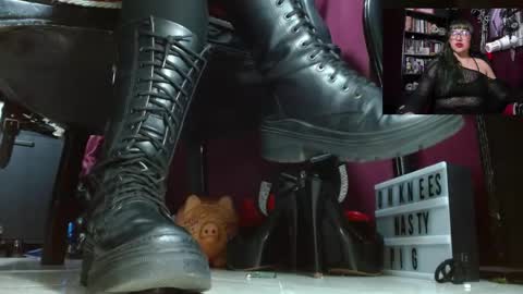 Snapshot of megoddessara chatting on May 16, 2:19 am Goddess Sara online show from May 16, 2:19 am