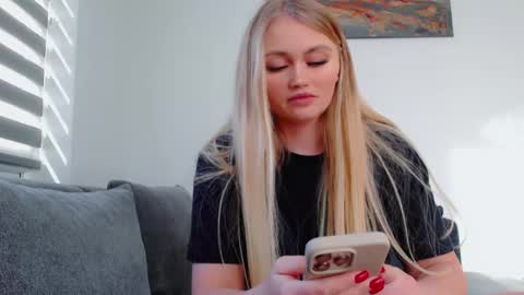 Melania online show from February 20, 12:16 pm