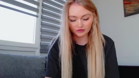 Snapshot of melani_a chatting on April 24, 11:45 am Melania online show from April 24, 11:45 am