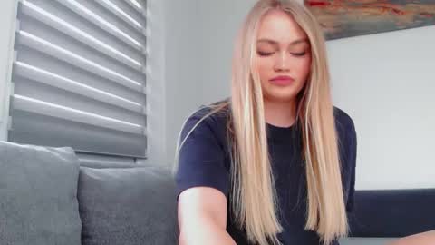 Snapshot of melani_a chatting on April 25, 10:07 am Melania online show from April 25, 10:07 am