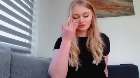 Snapshot of melani_a chatting on May 8, 10:31 am Melania online show from May 8, 10:31 am