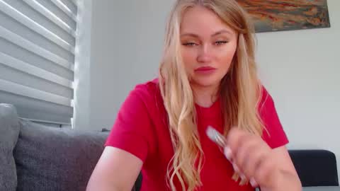 Snapshot of melani_a chatting on May 11, 11:27 am Melania online show from May 11, 11:27 am