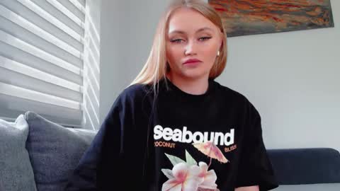 Snapshot of melani_a chatting on May 25, 12:11 pm Melania online show from May 25, 12:11 pm