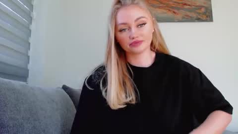 Snapshot of melani_a chatting on May 29, 10:24 am Melania online show from May 29, 10:24 am
