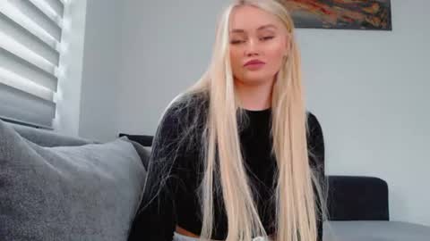 Snapshot of melani_a chatting on July 11, 10:07 am Melania online show from July 11, 10:07 am