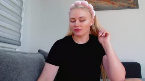 Snapshot of melani_a chatting on July 22, 11:02 am Melania online show from July 22, 11:02 am