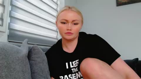 Snapshot of melani_a chatting on July 28, 2:13 pm Melania online show from July 28, 2:13 pm