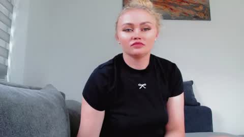 Snapshot of melani_a chatting on July 30, 11:42 am Melania online show from July 30, 11:42 am