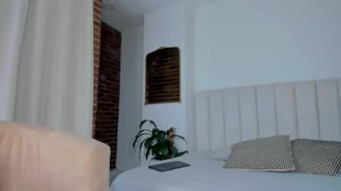 Snapshot of melanie_diaz chatting on December 14, 6:12 pm melanie_diaz online show from December 14, 6:12 pm