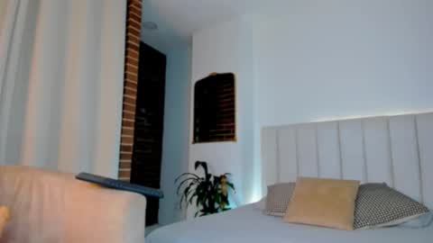 Snapshot of melanie_diaz chatting on February 20, 2:19 am melanie_diaz online show from February 20, 2:19 am