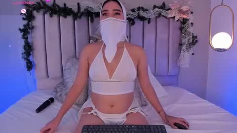 Melanie online show from November 25, 7:58 pm