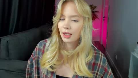 Snapshot of melanie_ryer chatting on October 21, 11:16 pm Melanie online show from October 21, 11:16 pm