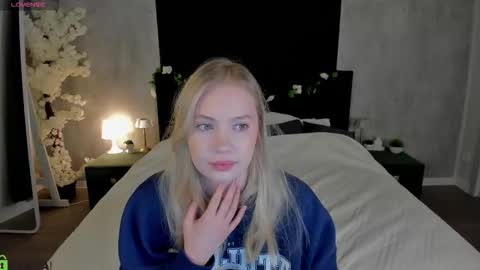 Melanie online show from December 2, 1:00 am