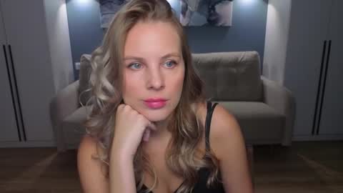 Melanie Bennett online show from December 4, 6:34 am