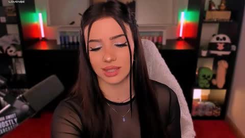 Snapshot of melanielipps chatting on December 1, 7:41 pm Melanie online show from December 1, 7:41 pm