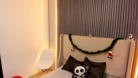 Snapshot of melanieroah1 chatting on December 22, 7:44 pm MelanieRoah online show from December 22, 7:44 pm