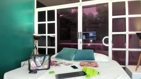 Melanie Roux online show from November 8, 11:43 am