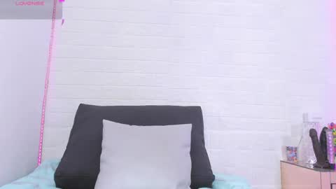 melannie roses online show from February 11, 12:06 am