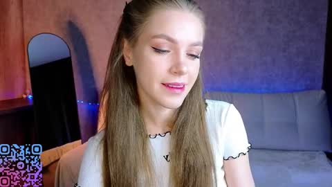 Melee Eva - Thumbs Up please  online show from April 3, 8:34 am