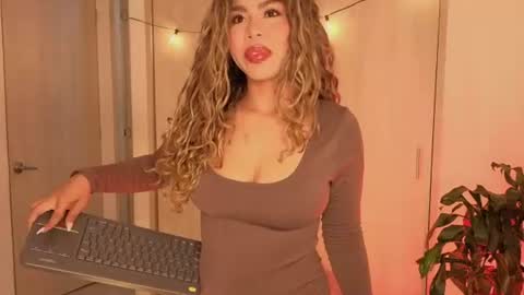 Snapshot of melina_ferrer1 chatting on July 13, 1:58 pm EI online show from July 13, 1:58 pm