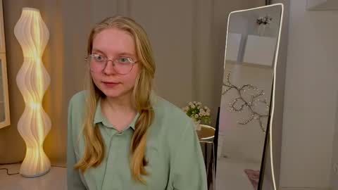 Snapshot of melindaventuri chatting on March 31, 7:14 pm Alice - online show from March 31, 7:14 pm