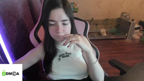 melisanilson online show from April 7, 12:00 am