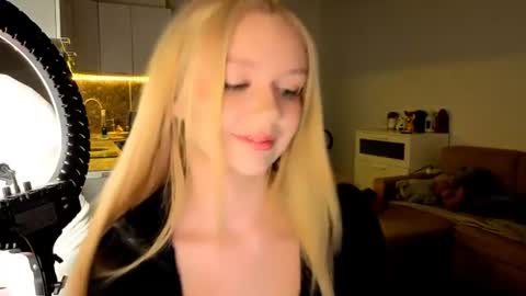 Snapshot of meliss_ss chatting on July 3, 10:16 pm Mel or Lissa 3 Welcome here online show from July 3, 10:16 pm