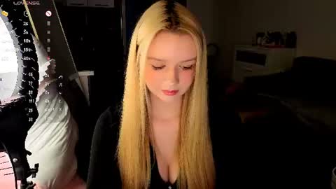 Snapshot of meliss_ss chatting on July 18, 7:17 pm Mel or Lissa 3 Welcome here online show from July 18, 7:17 pm