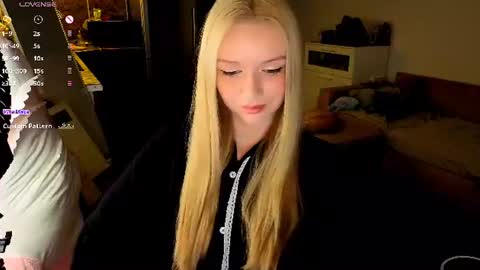 Snapshot of meliss_ss chatting on July 28, 7:39 pm Mel or Lissa 3 Welcome here online show from July 28, 7:39 pm