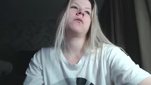 Snapshot of melissa__ray chatting on December 10, 7:00 pm Melissa  Ray online show from December 10, 7:00 pm