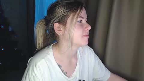 Snapshot of melissa__ray chatting on December 18, 3:26 am Melissa  Ray online show from December 18, 3:26 am