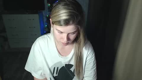 Snapshot of melissa__ray chatting on December 18, 1:34 pm Melissa  Ray online show from December 18, 1:34 pm
