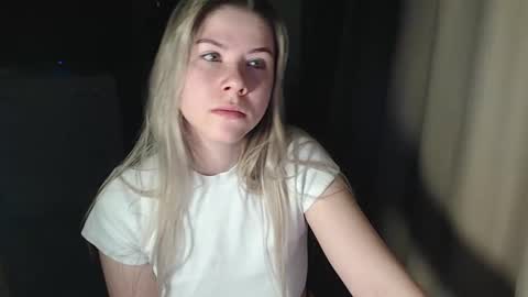 Snapshot of melissa__ray chatting on December 19, 11:14 pm Melissa  Ray online show from December 19, 11:14 pm
