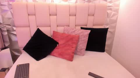 Snapshot of mell_muller chatting on February 25, 11:42 am Mell online show from February 25, 11:42 am