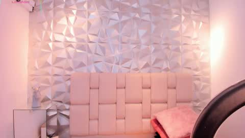 Snapshot of mell_muller chatting on February 27, 11:32 am Mell online show from February 27, 11:32 am