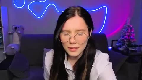 mellhyees online show from January 14, 5:40 pm