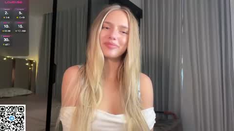 Snapshot of mellisssa_xo chatting on July 9, 7:34 am lily Alice online show from July 9, 7:34 am
