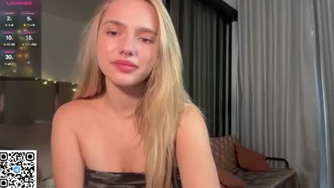 Snapshot of mellisssa_xo chatting on July 13, 8:50 am lily Alice online show from July 13, 8:50 am